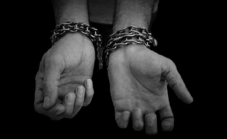 Detenuto incappucciato e pestato in carcere ” 10 agenti a processo per falso e tortura”.