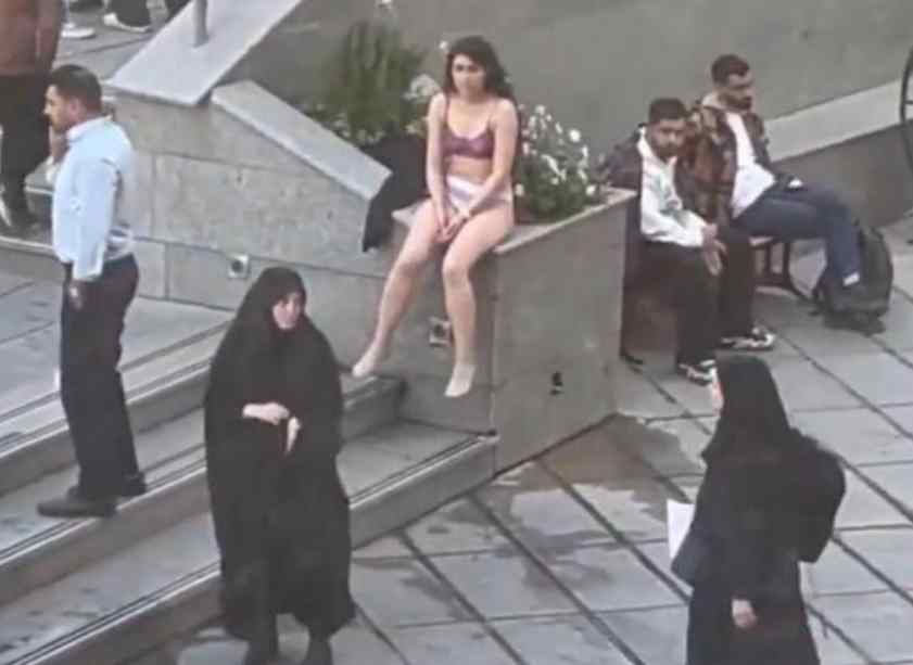 All’università di Teheran una studentessa si toglie il velo e poi strato dopo strato libera se stessa.